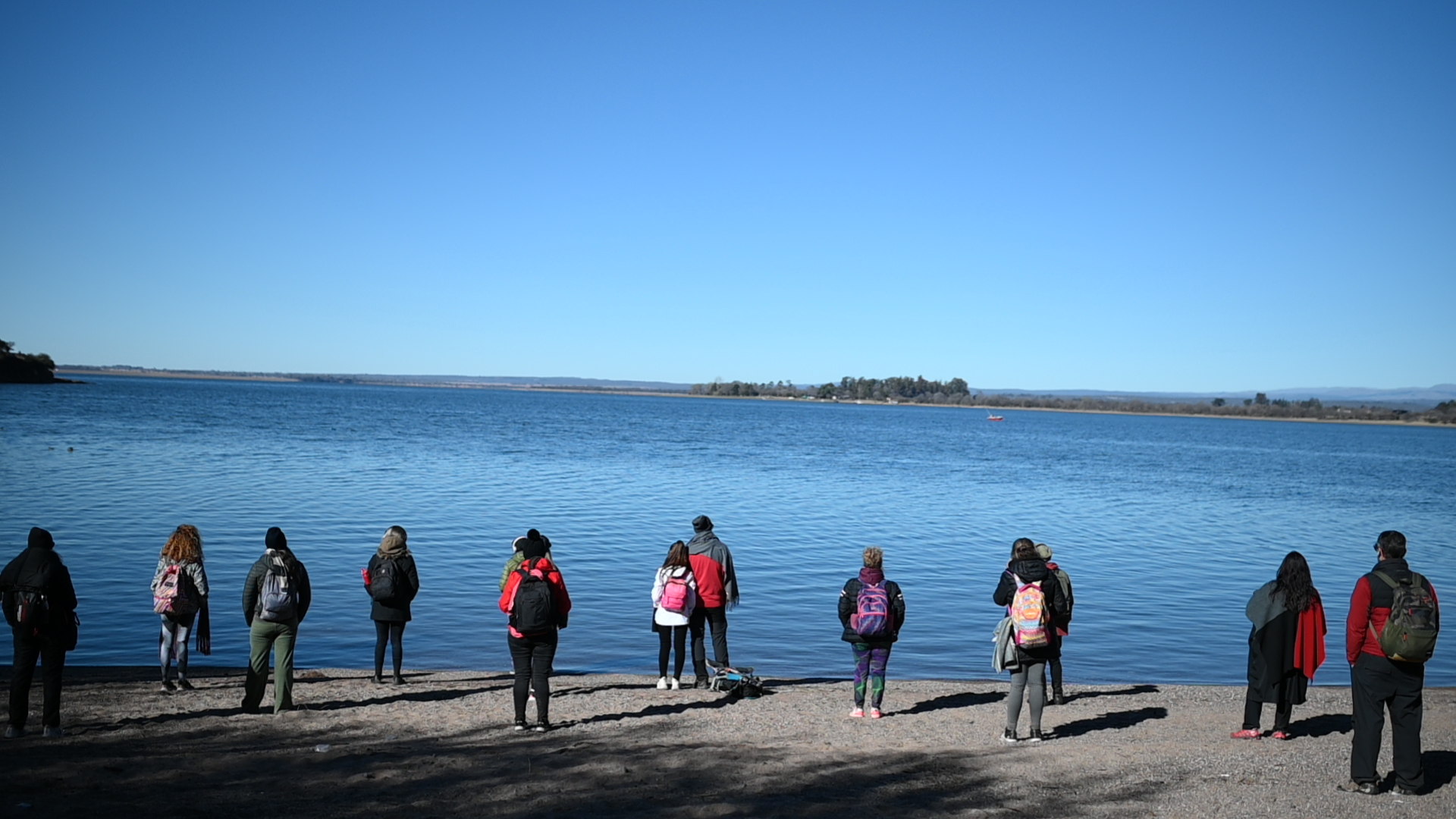 Grupo de caminata en el embalse