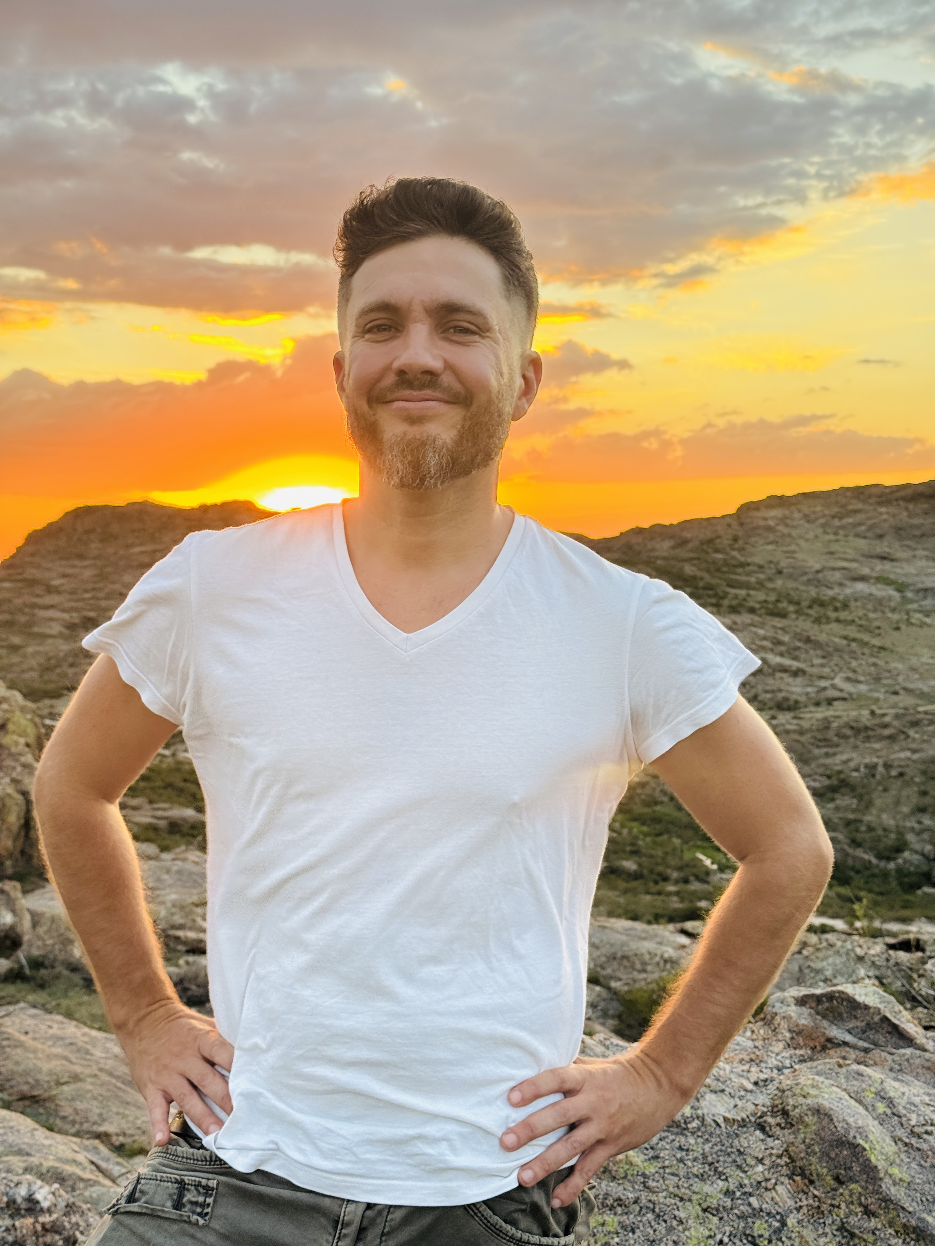 Damián Esteban Martín en las sierras al atardecer